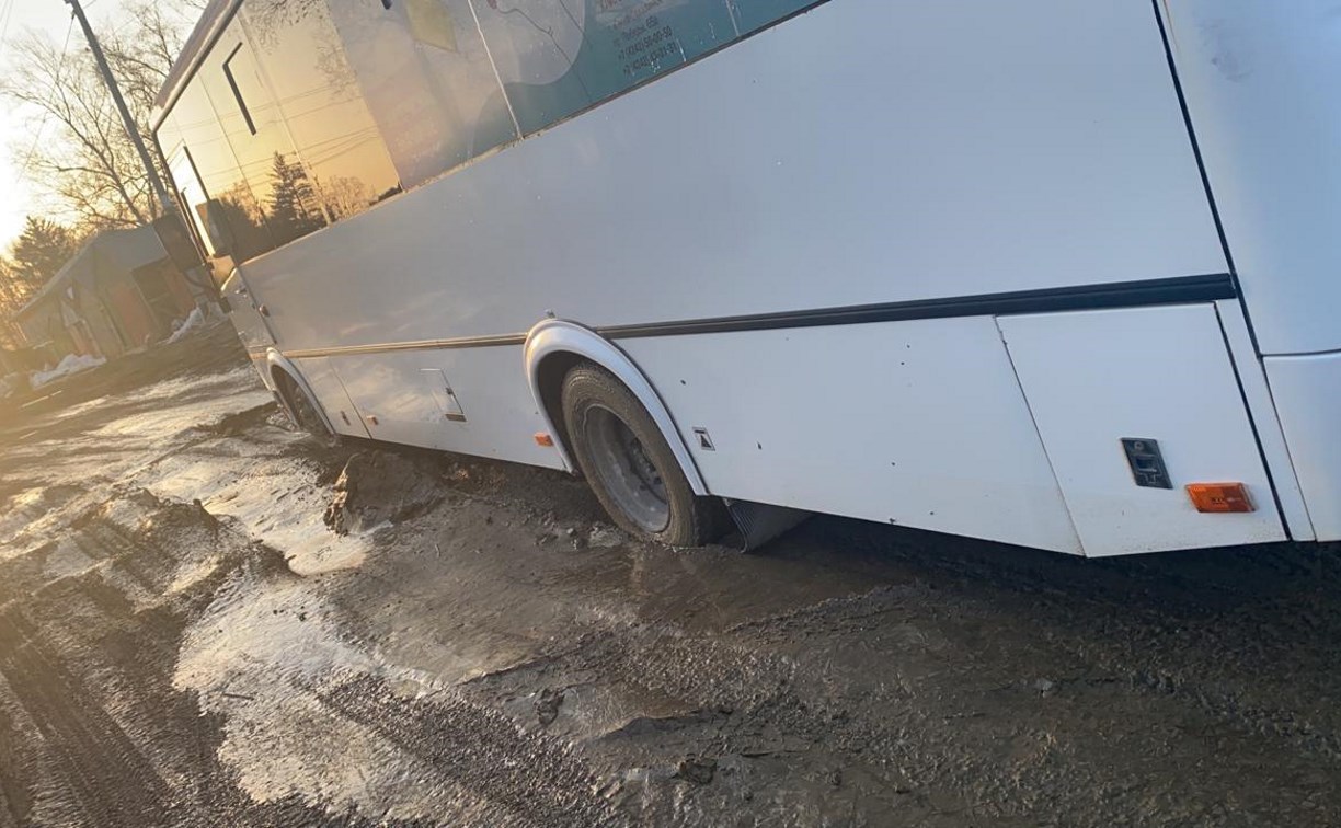 Рейсовые автобусы застревают на грязной дороге в Ёлочках