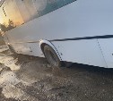 Рейсовые автобусы застревают на грязной дороге в Ёлочках