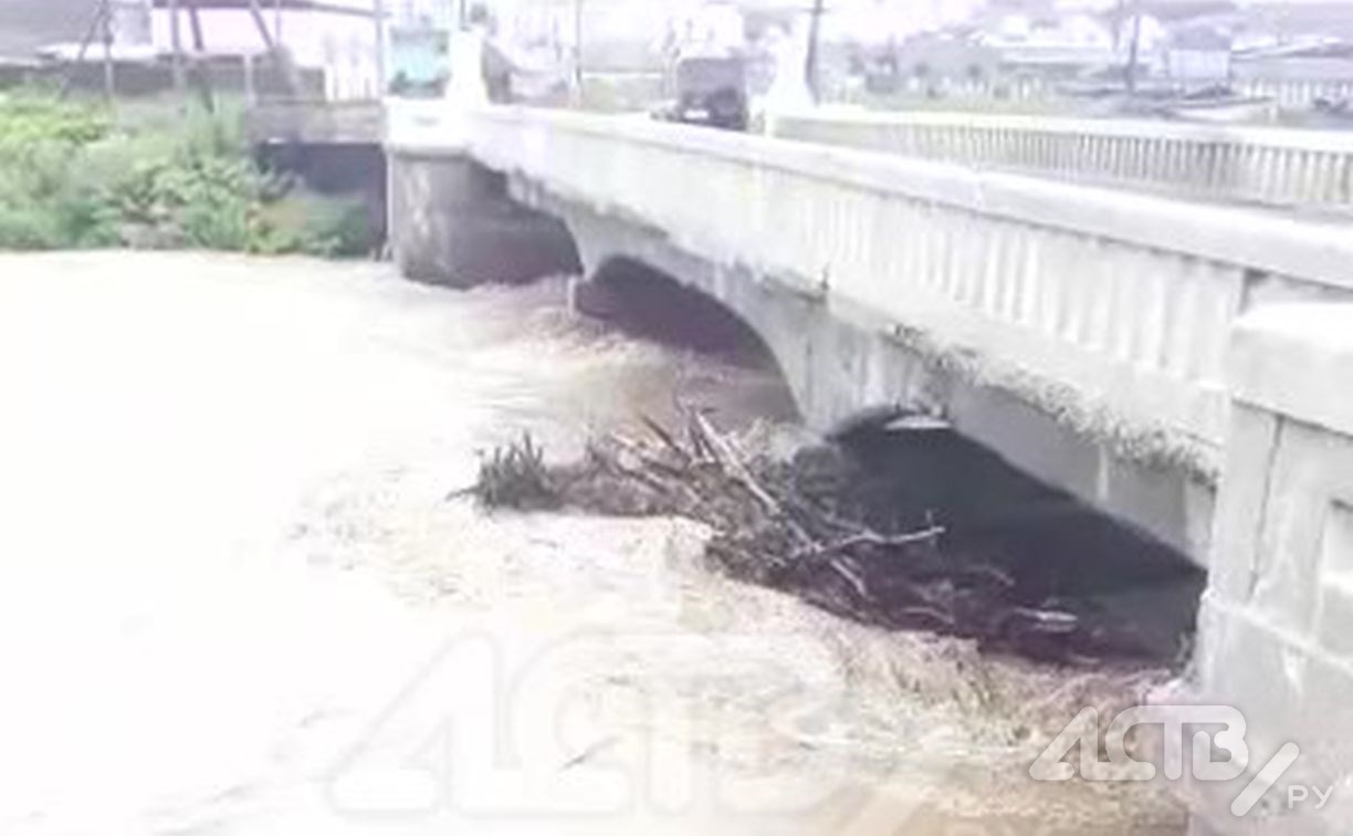 "Последний мост снесёт": жители Томари просят пригнать экскаватор на реку