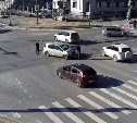 Момент ДТП попал в камеру наблюдения на перекрёстке в Южно-Сахалинске