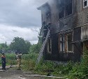 Двухэтажный дом вспыхнул в Южно-Сахалинске