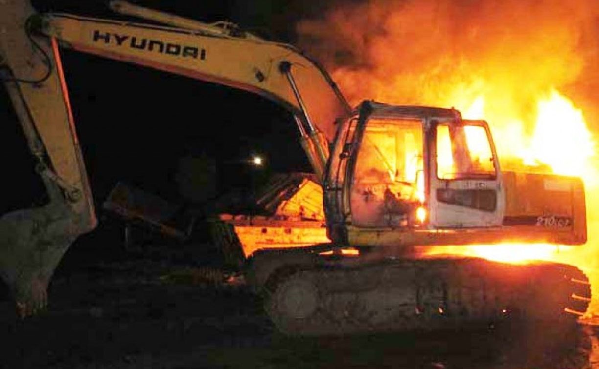 Строительная техника вспыхнула в Южно-Сахалинске - огонь уничтожил два экскаватора и трактор