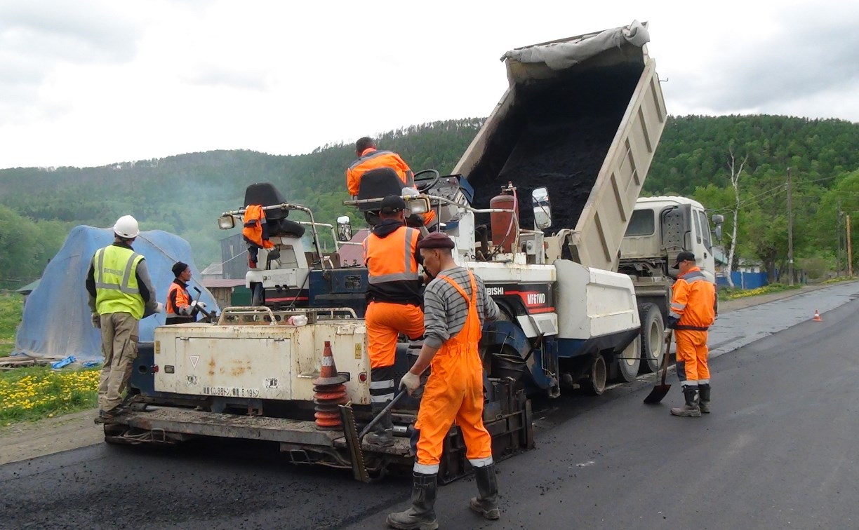 В Корсаковском районе рабочие приступили к ремонту дорог