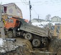 КамАЗ завалился в яму при ремонте дороги в Южно-Сахалинске