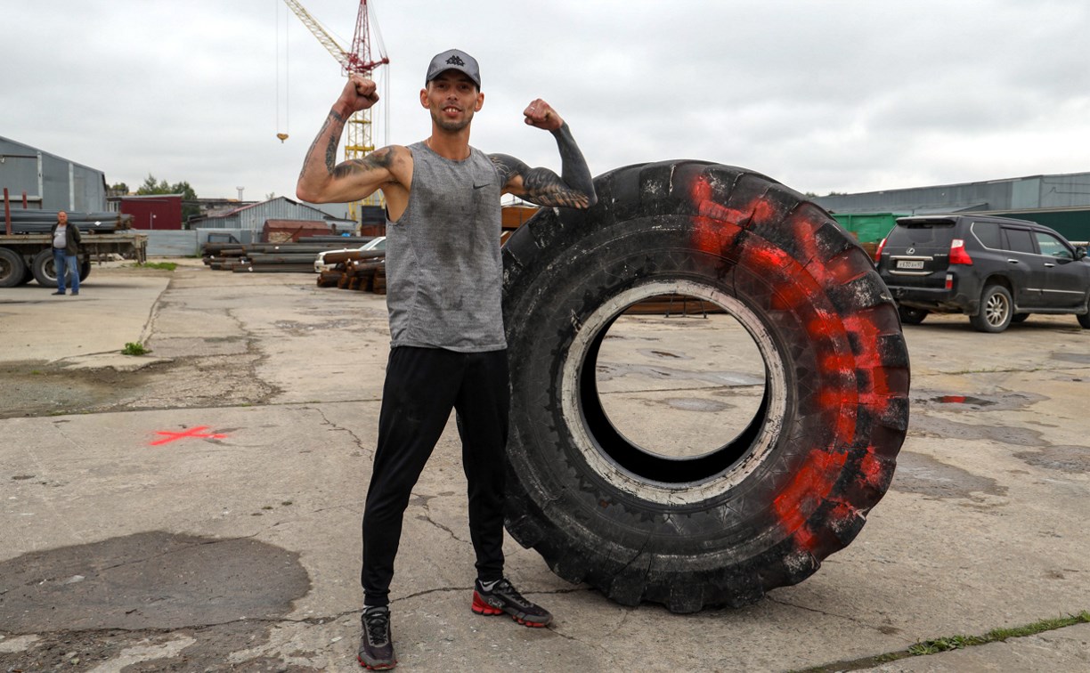 Сахалинец установил мировой рекорд по кантованию покрышки весом более 200 кг