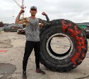 Сахалинец установил мировой рекорд по кантованию покрышки весом более 200 кг