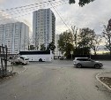 Очевидцев ДТП с Fielder и грузовиком на пр. Мира разыскивают в Южно-Сахалинске