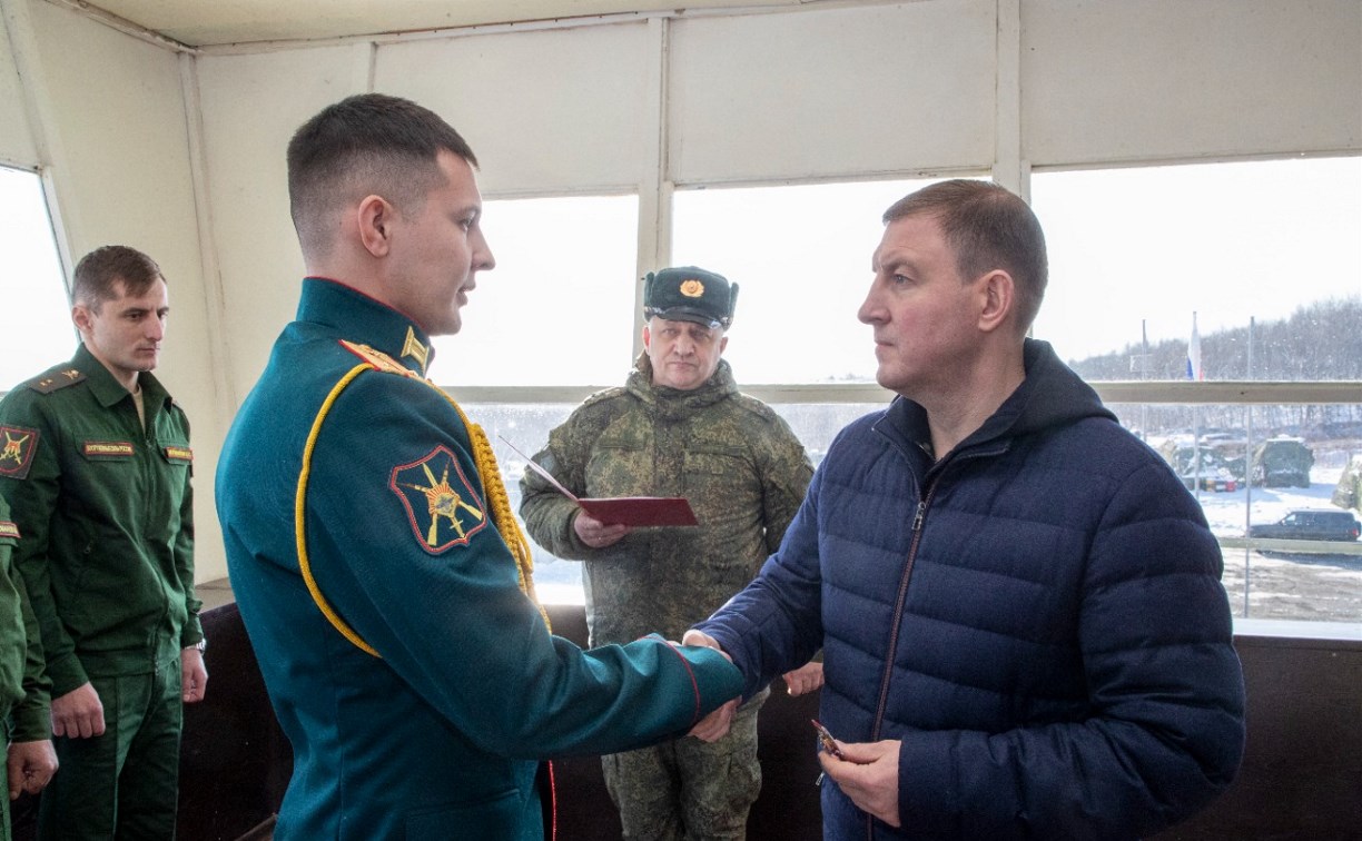 Сахалинским военным на полигоне вручили государственные награды России 