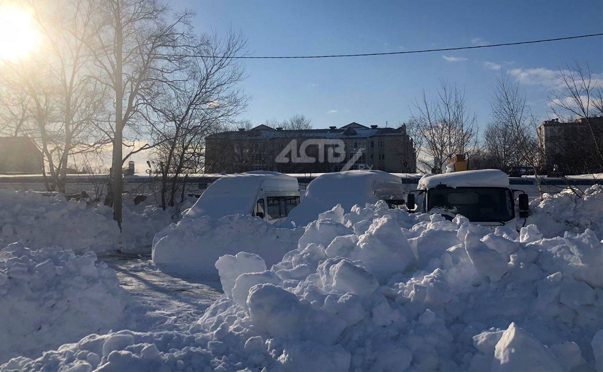 Жители Южно-Сахалинска сообщили, что автостоянка у Дома офицеров закрывается, машины требуют убрать