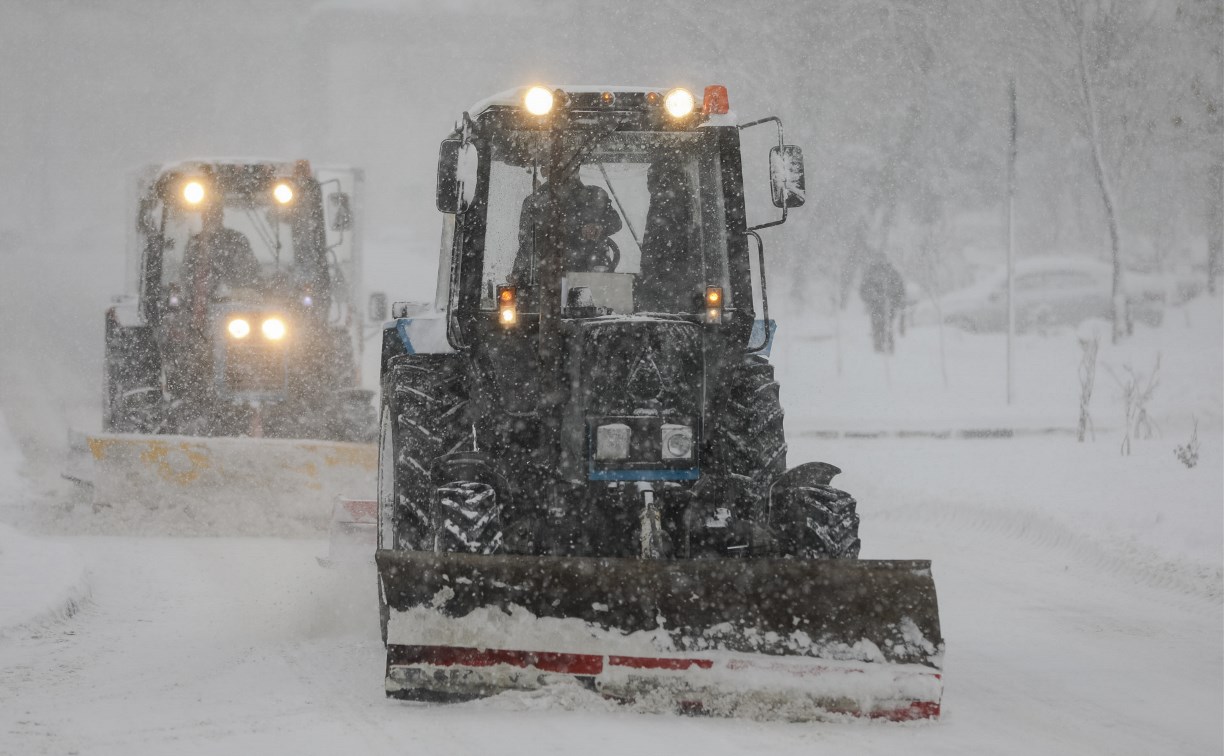 В Южно-Сахалинске идут работы по расчистке улиц от снега