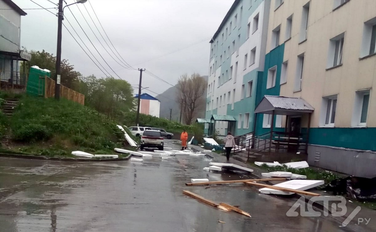 "Бежим, чтобы не пришибло": в Невельске во время ремонта крыши ветром сдуло строительный материал 