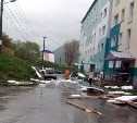 "Бежим, чтобы не пришибло": в Невельске во время ремонта крыши ветром сдуло строительный материал 