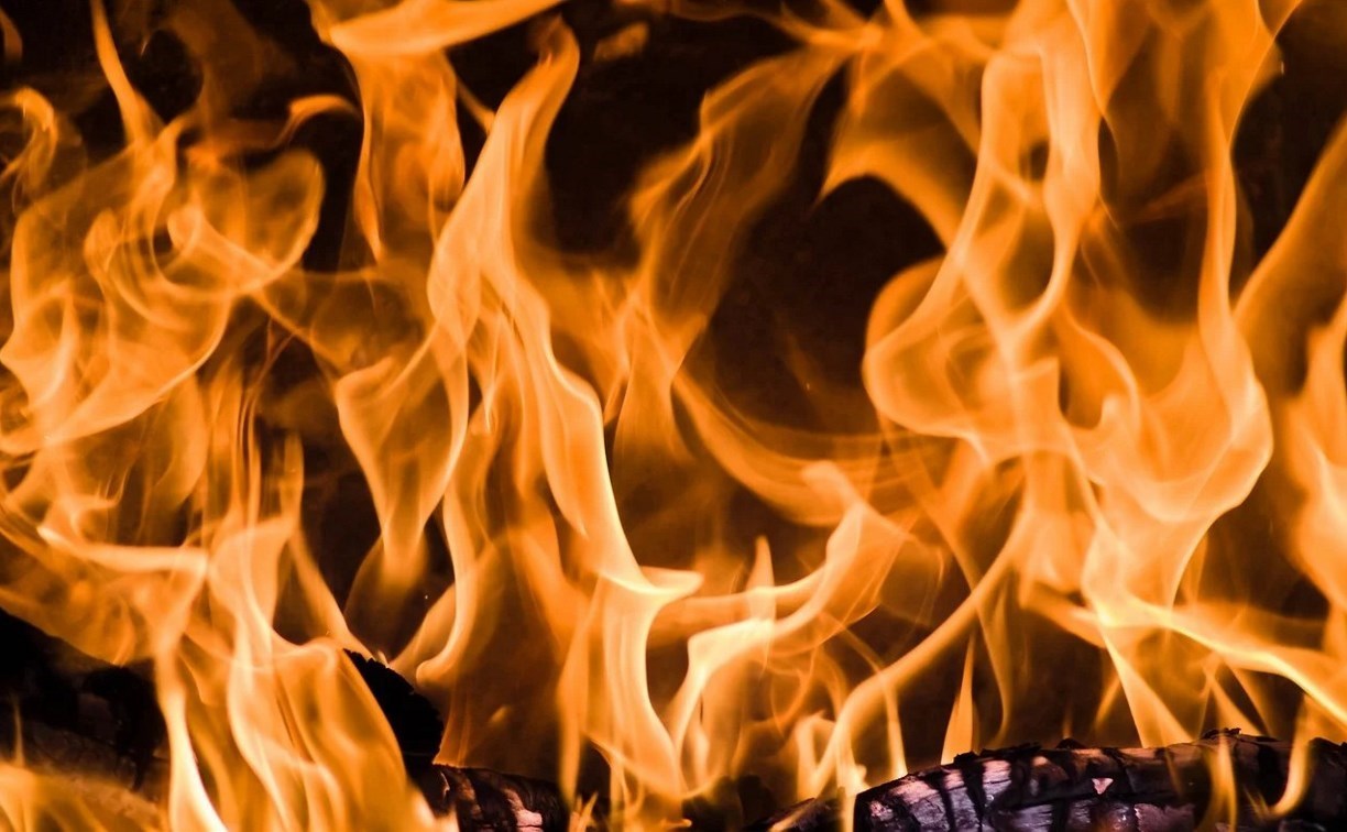  В Красногорске полностью сгорел гараж, зато потушили деревянный дом 