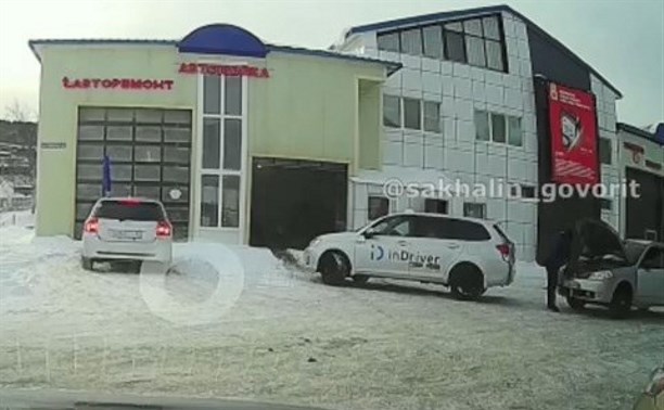 Ноги водителю другой машины зажал автомобиль такси в Корсакове