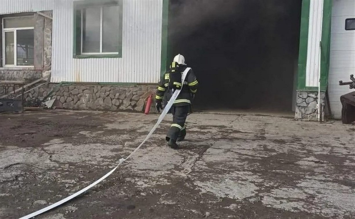 В Северо-Курильске загорелся склад 