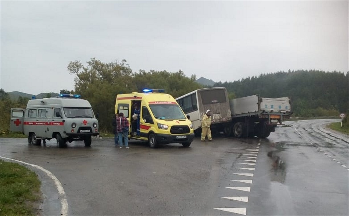 Двух из 12 пострадавших в ДТП в Макаровском районе хотят перевезти в другие больницы