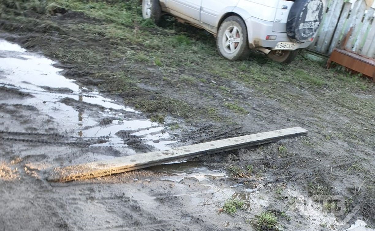 Сахалинцы показали "страшную" дорогу в Тымовском районе: дети ходят по уши в грязи, взрослые строят мосты
