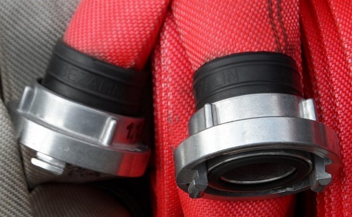 В Луговом сгорела автомастерская: повреждены автомобили