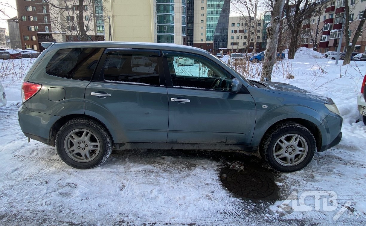 Неизвестный столкнулся с Subaru Forester и скрылся с места ДТП в Южно-Сахалинске