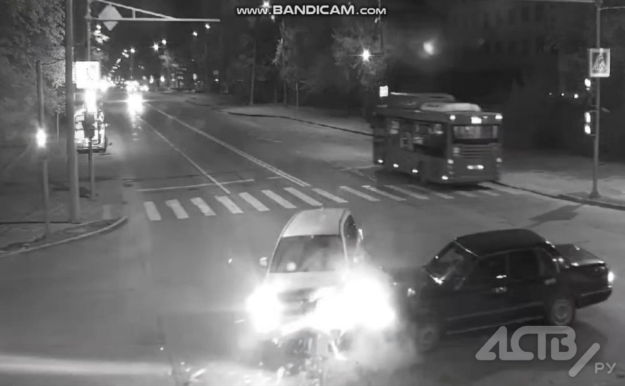 Появилось видео момента столкновения двух автомобилей в Южно-Сахалинске
