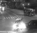 Появилось видео момента столкновения двух автомобилей в Южно-Сахалинске