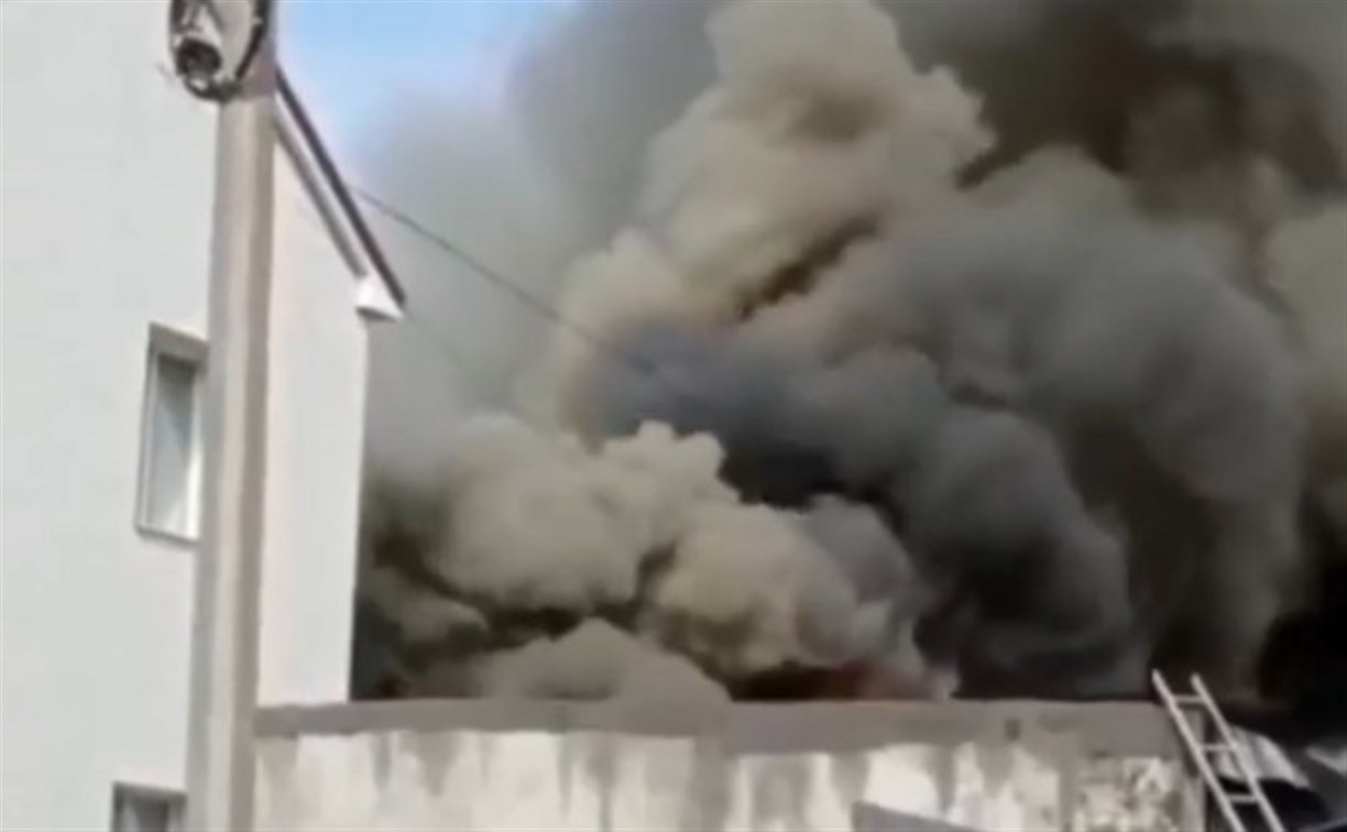 Четыре автоцистерны и 17 человек тушат пожар в Южно-Сахалинске
