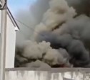 Четыре автоцистерны и 17 человек тушат пожар в Южно-Сахалинске