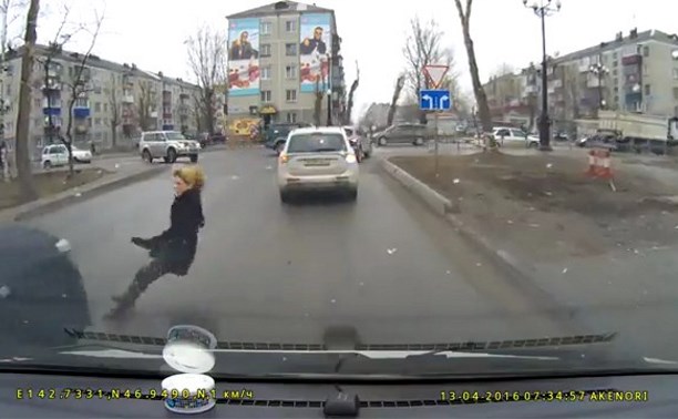 Внедорожник сбил девушку на пешеходном переходе в Южно-Сахалинске