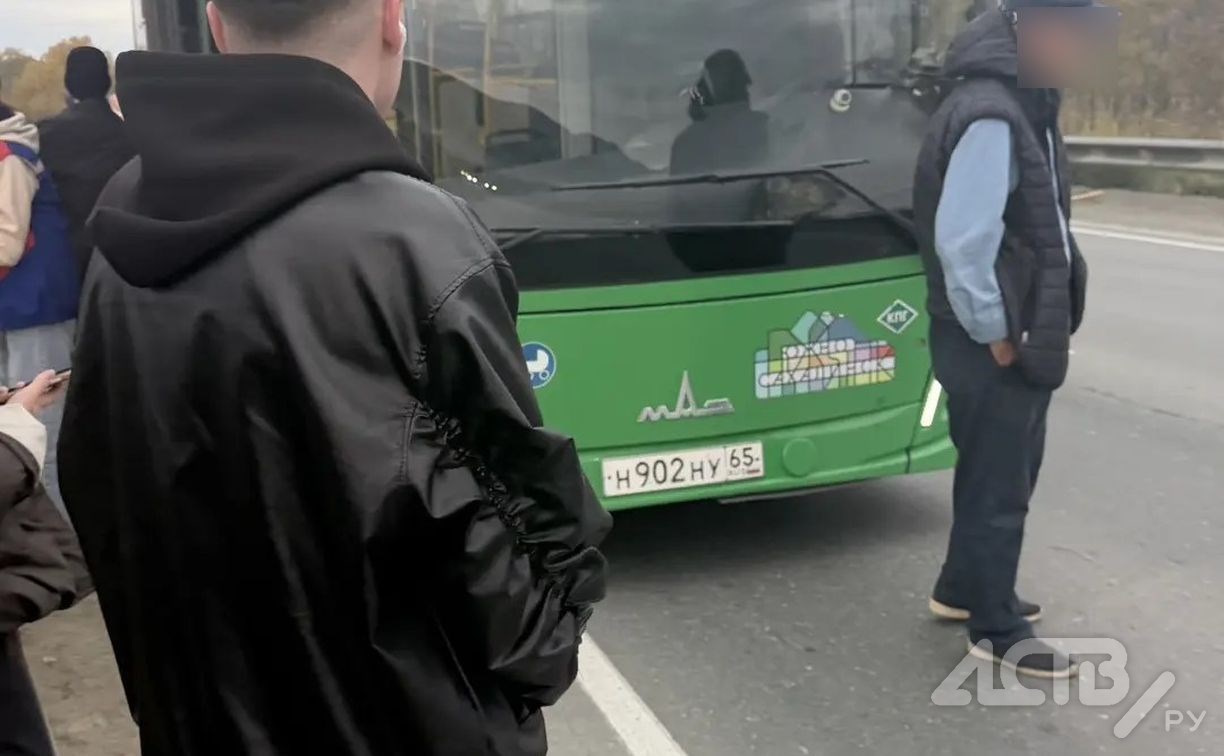 Очевидец: колесо лопнуло у пассажирского автобуса по дороге из Новотроицкого в Южно-Сахалинск