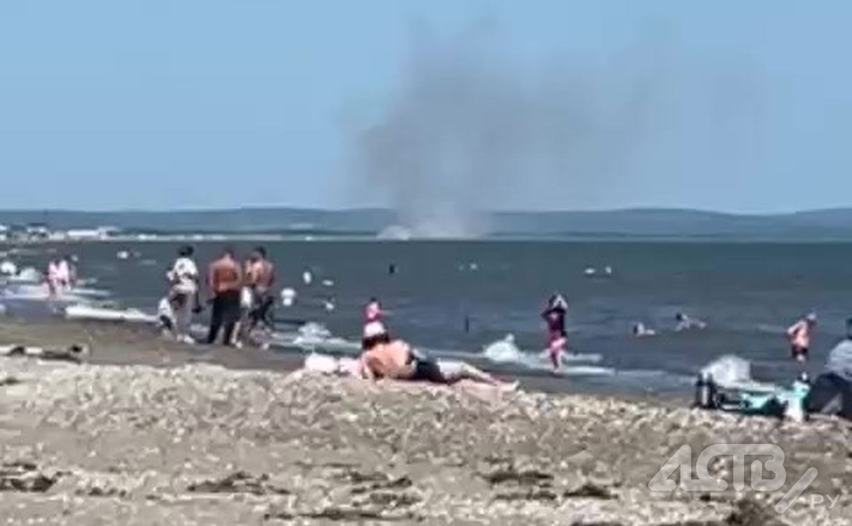 Отдыхающие в Аниве сахалинцы наблюдают за пожаром на берегу моря