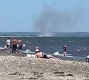 Отдыхающие в Аниве сахалинцы наблюдают за пожаром на берегу моря