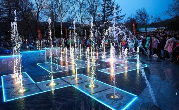 Очевидцы: музыкальный фонтан в городском парке Южно-Сахалинска трещит по швам