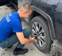 "Благодарю тебя, Лев": сотрудник МЧС помог сахалинке с двумя детьми, у которой машина сломалась на трассе 