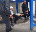 Остановку у морвокзала на Сахалине оккупировали "мужчины-красавцы" с синяками и бутылками