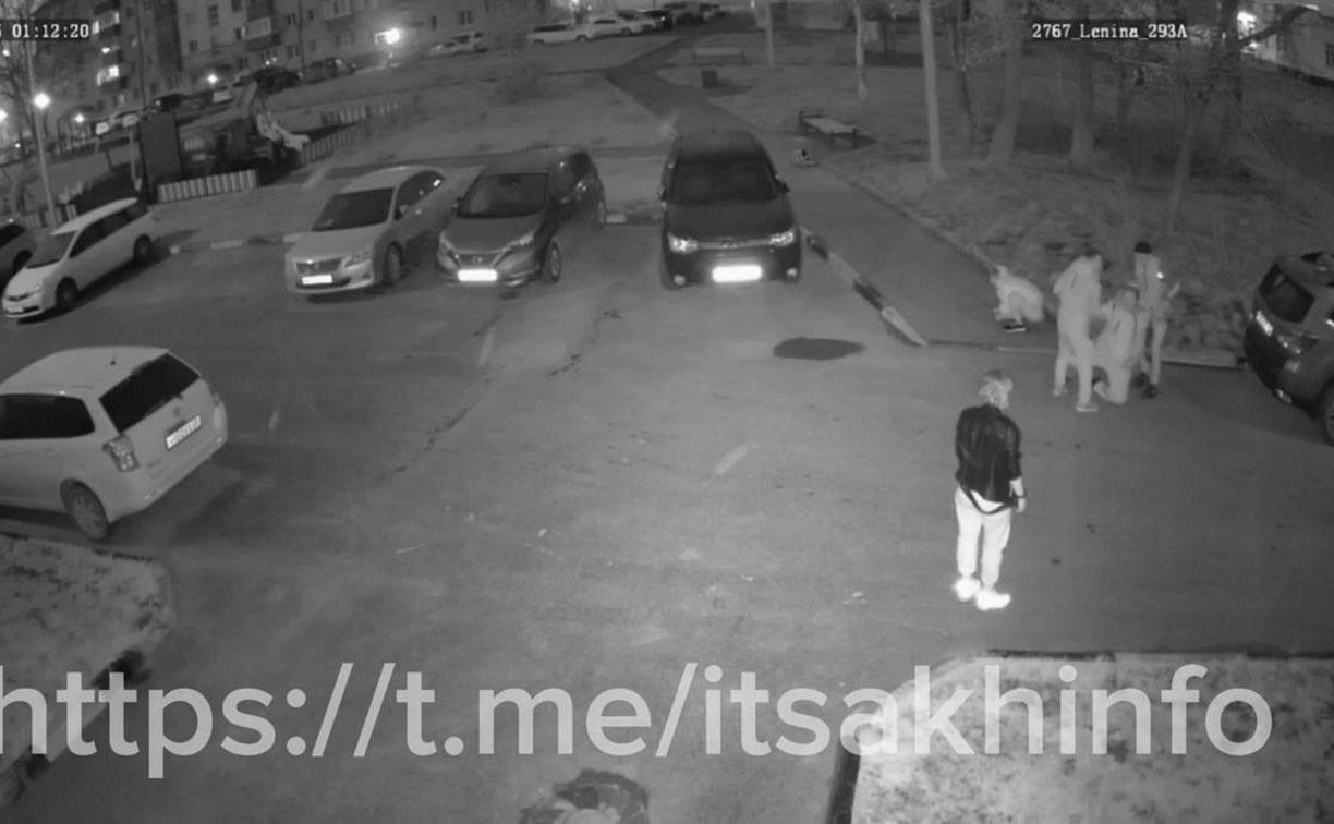 Один против всех: ночная драка попала на камеру наблюдения в Южно-Сахалинске