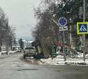 Спецтехника опрокинулась на дороге в Южно-Сахалинске