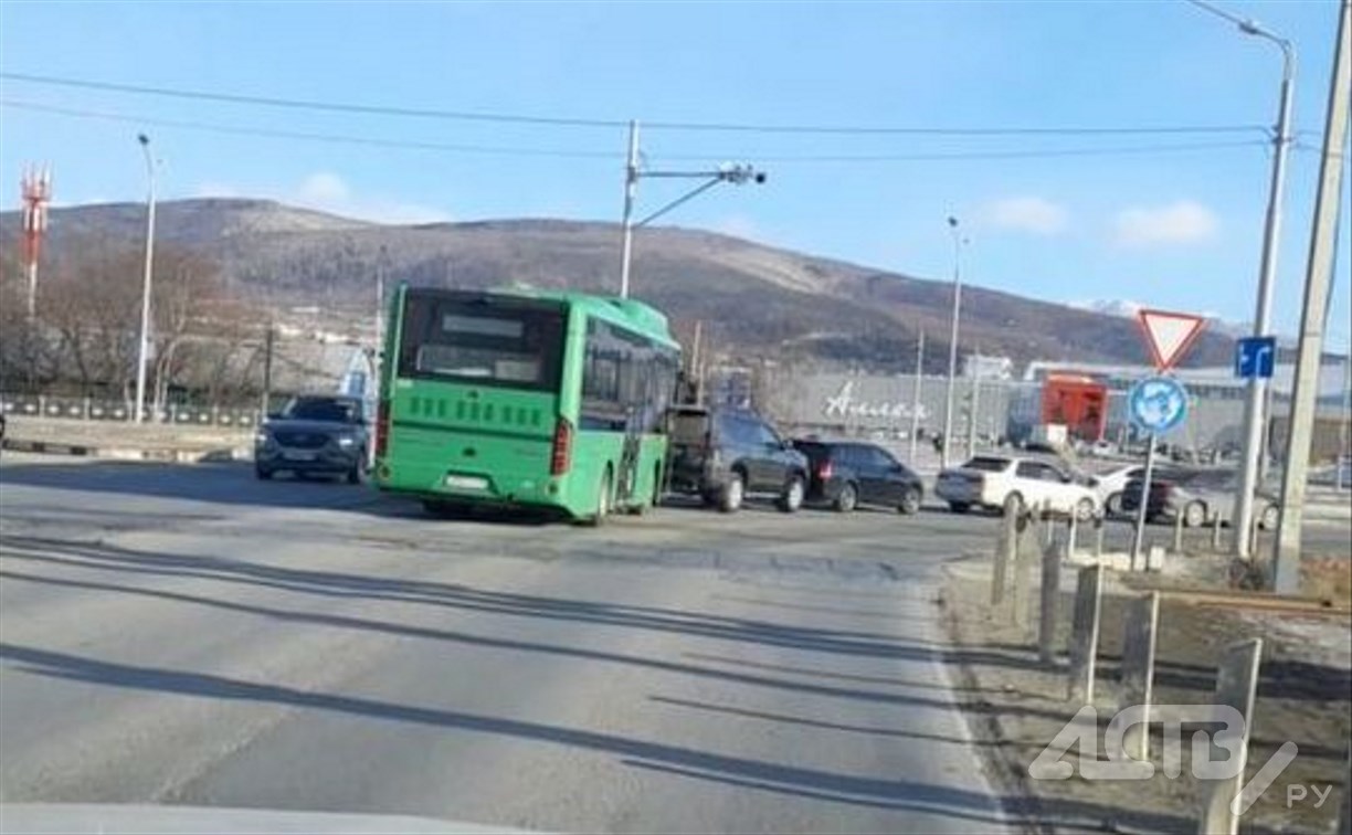 Из-за опасного маневра автобуса перед поездом в Южно-Сахалинске пассажирам пришлось поволноваться 