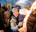 Как верующие Южно-Сахалинска встретили Благодатный огонь: фоторепортаж 