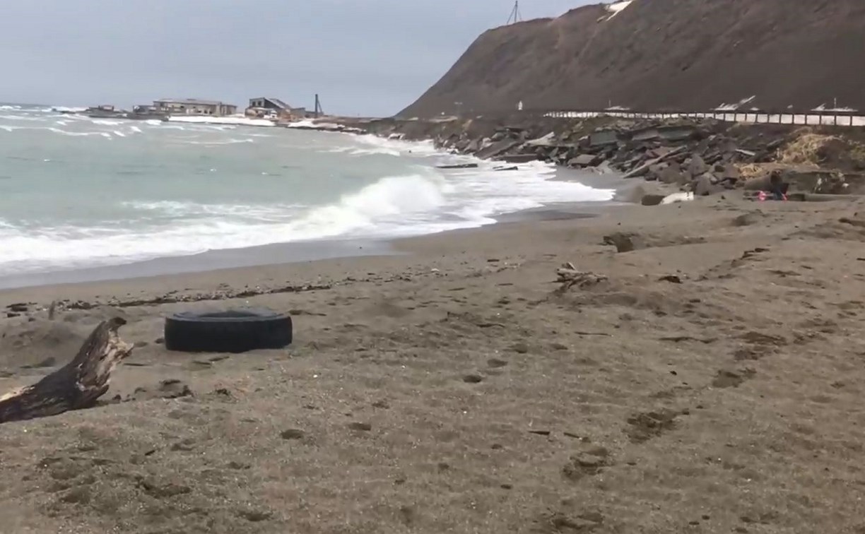 Представители мэрии Томари выехали на скандальный городской пляж и не обнаружили там мусора