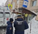 Глыба льда насмерть придавила женщину, стоявшую на остановке в Петропавловске-Камчатском
