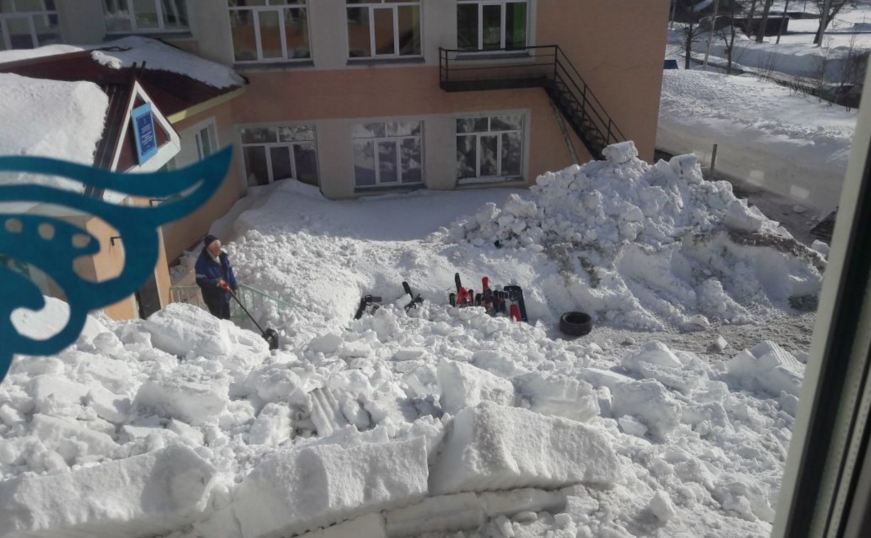 Снежная лавина сошла во двор детского сада в Соколе