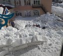 Снежная лавина сошла во двор детского сада в Соколе