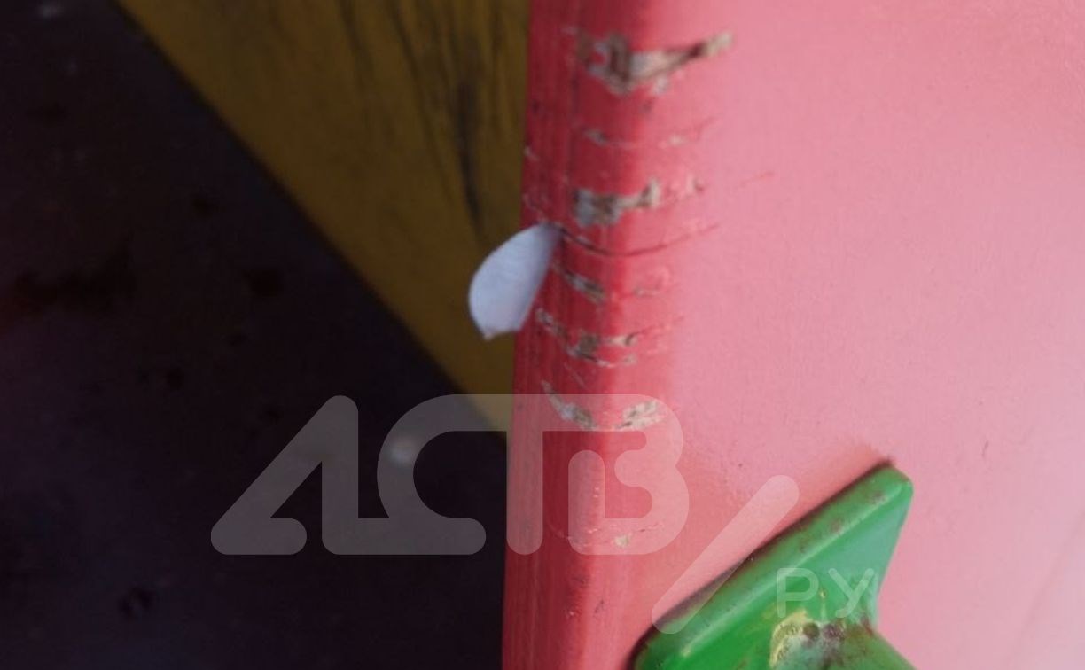 Жительница Корсакова распорола куртку лезвием, торчащим из детского грузовика на игровой площадке