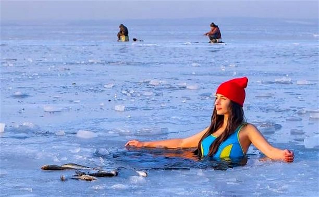 Девушка в купальнике в ледяной полынье смутила сахалинских рыбаков