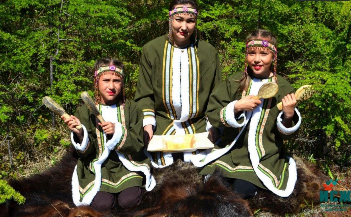 Три семьи в национальных костюмах из Александровска-Сахалинского вышли в финал международного конкурса