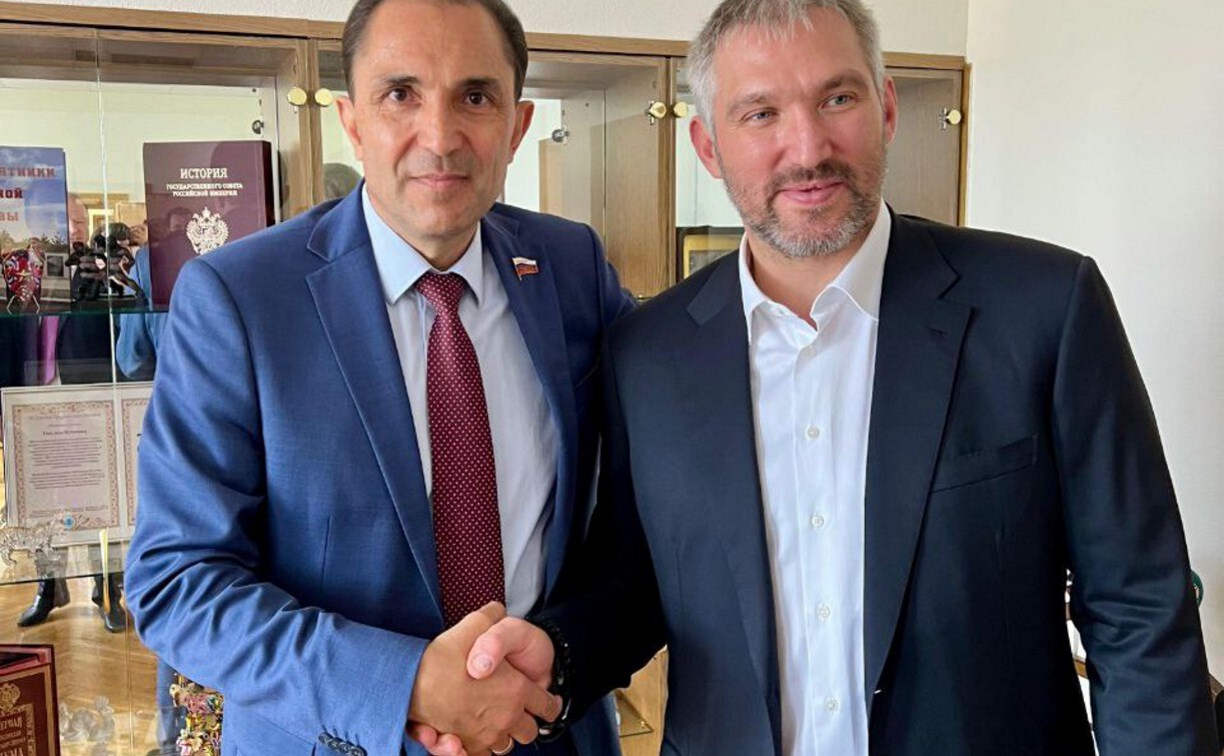 Сахалинский сенатор сфотографировался с Александром Овечкиным и взял у него автограф