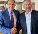 Сахалинский сенатор сфотографировался с Александром Овечкиным и взял у него автограф