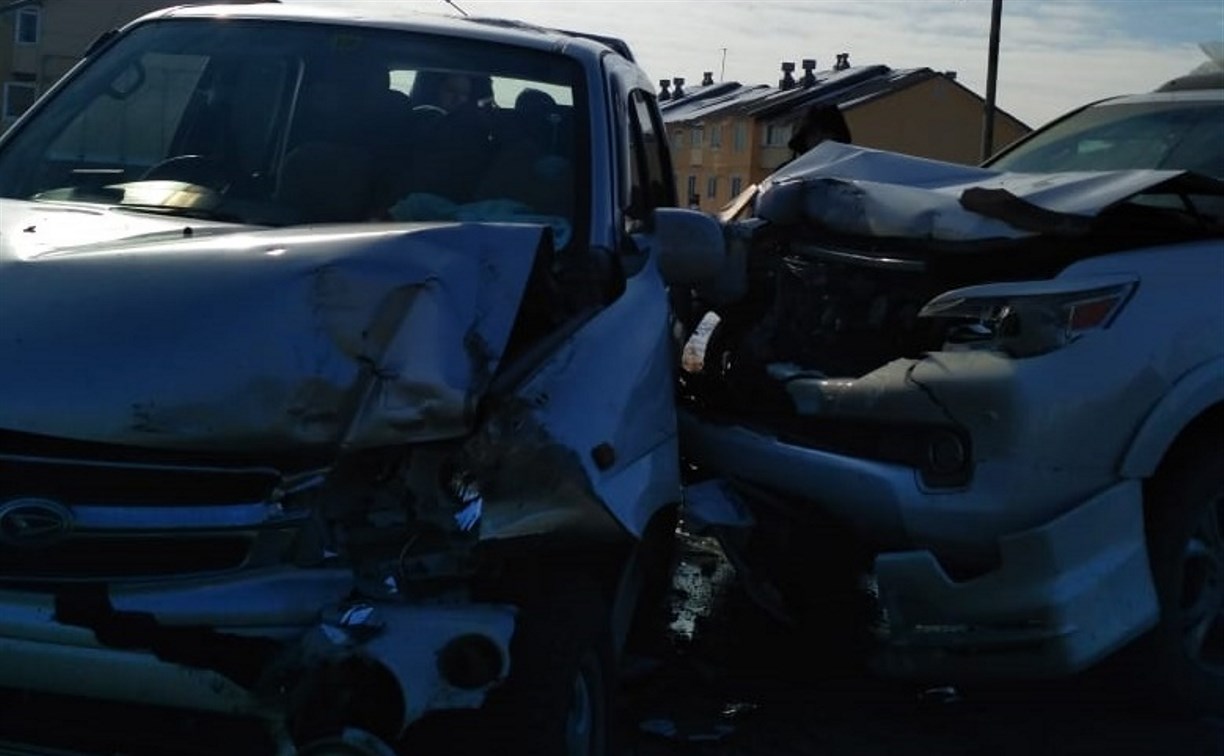 Три автомобиля столкнулись в районе «Федоровки» в Южно-Сахалинске