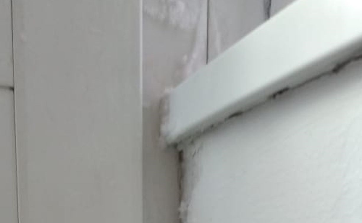 "Мороз давит, окна по швам": в квартирах жителей сахалинского села лежит снег