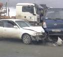 Небольшой грузовик и легковушка столкнулись в Южно-Сахалинске